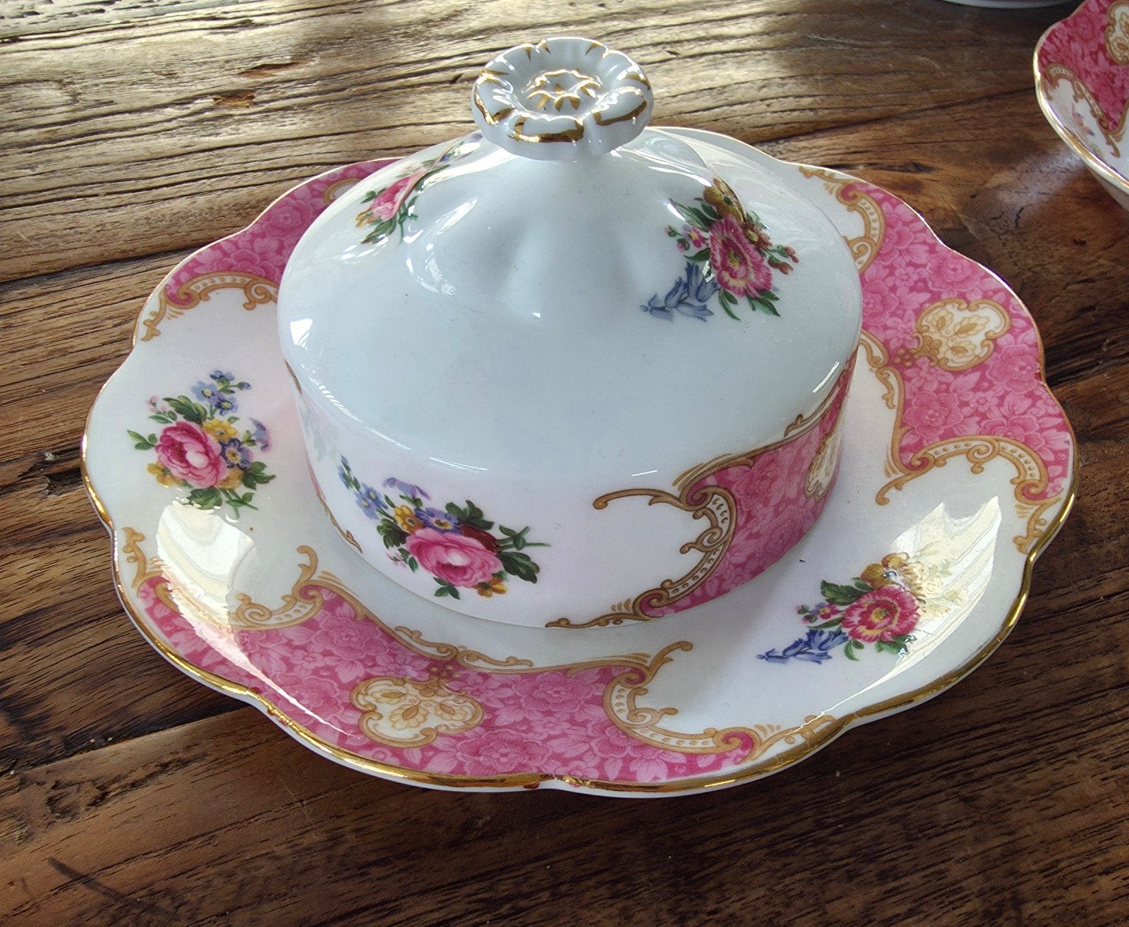 Royal Albert Lady Carlyle Botervloot met Deksel, Antiek en Kunst, Antiek | Servies los, Ophalen of Verzenden