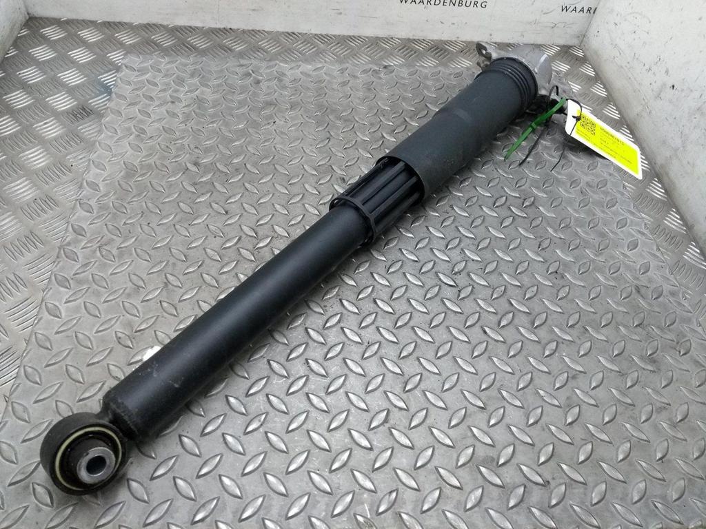 VOLKSWAGEN GOLF VEERPOOT / SCHOKBREKER LA 2017, Ophalen of Verzenden, Gebruikt, Stiba lid