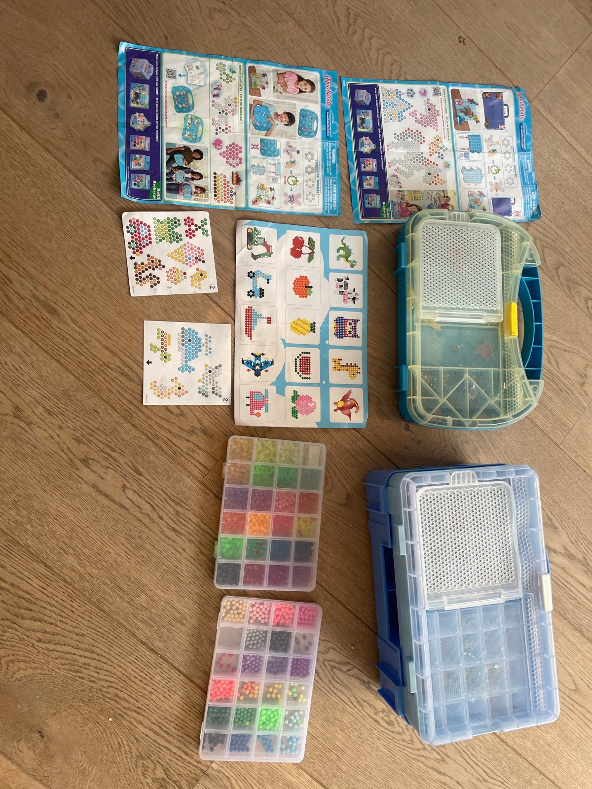Grote set Aquabeads met veel kralen en accessoires, Ophalen of Verzenden, Gebruikt, Knutselen