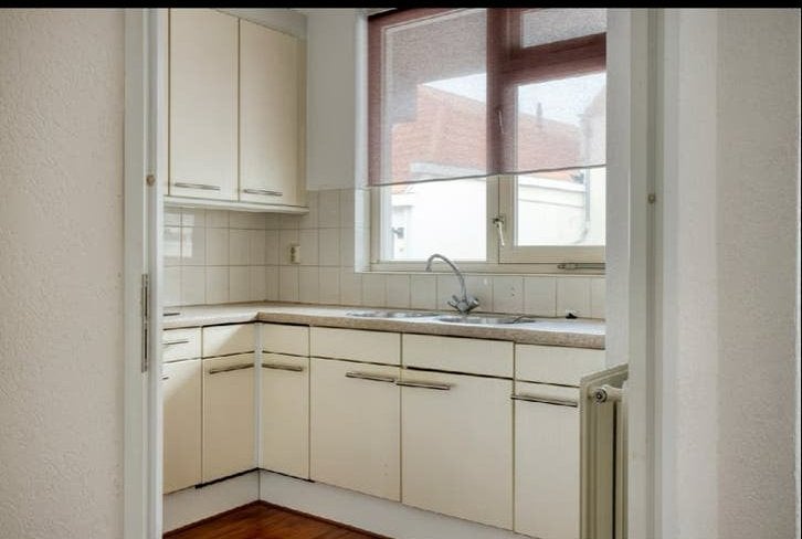 Complete hoekkeuken met crèmekleurige kasten, Huis en Inrichting, Keuken | Complete keukens, Gebruikt, Hoekkeuken, Crème, Kunststof