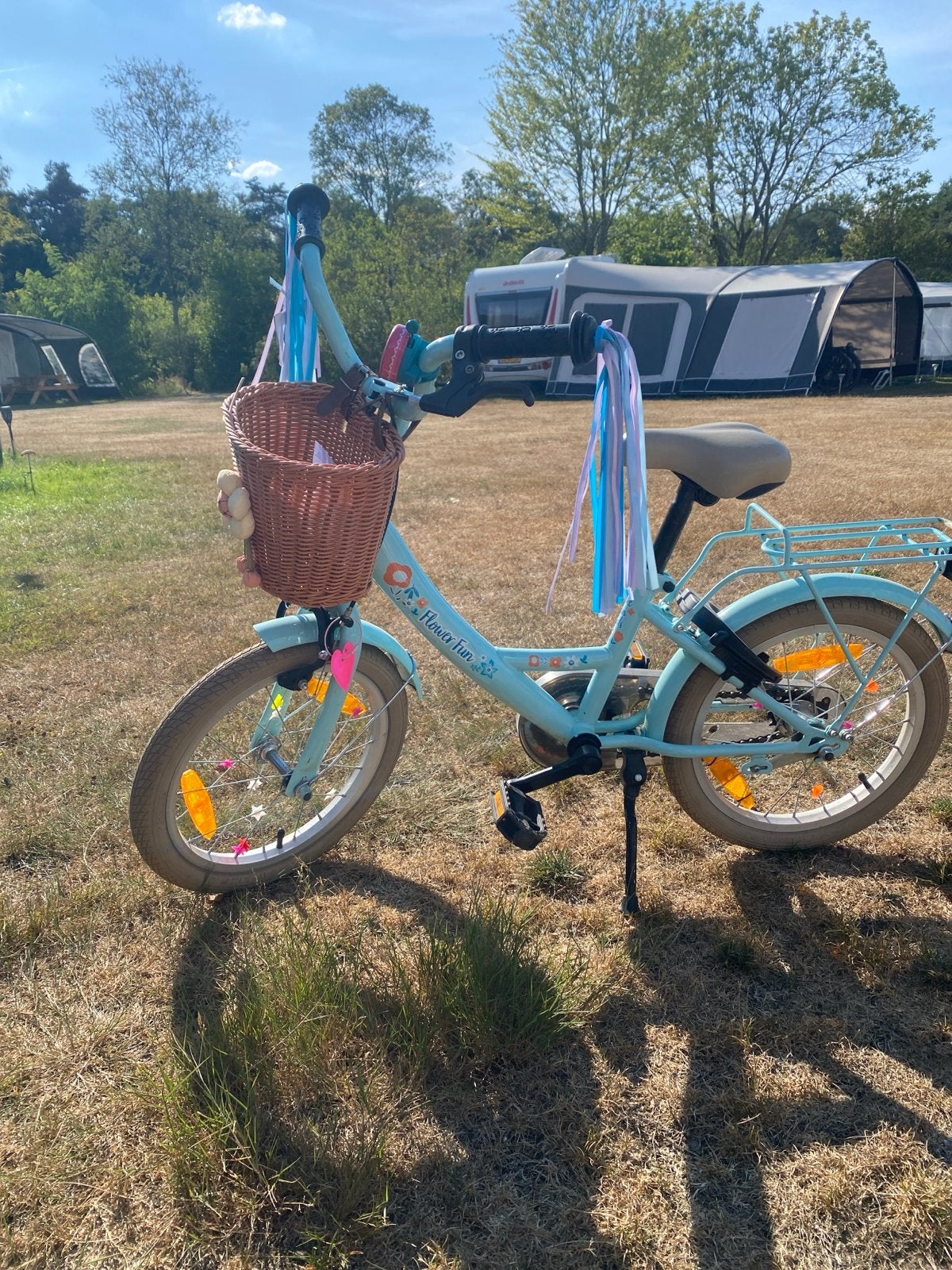 Leuke kinderfiets met mandje en bloemenprint, Ophalen, Gebruikt, Velgrem, 16 tot 20 inch