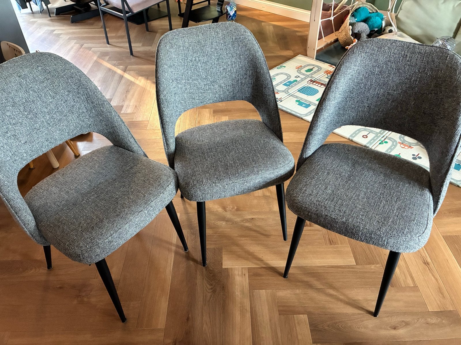 3Grijze stoelen - 1 mist 2 onderdopjes, Gebruikt, Drie, Ophalen of Verzenden, Stof