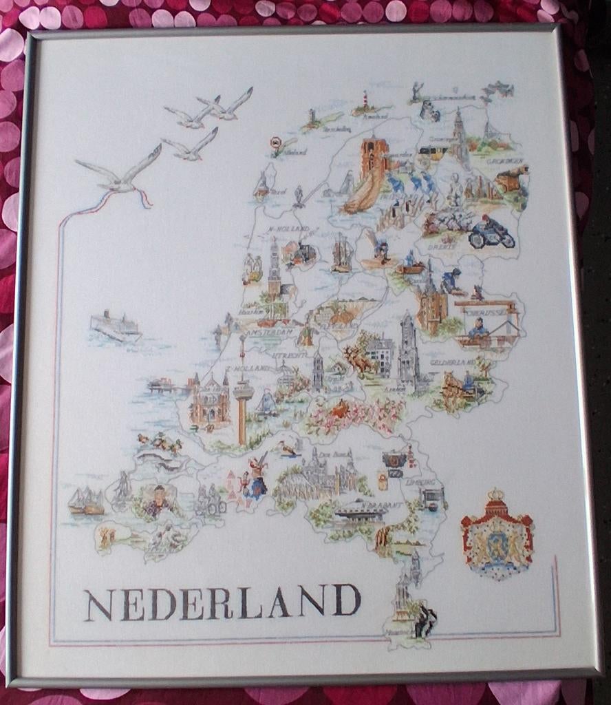 Kaart Nederland. Fijn borduurwerk. Gekaderd. 74/85 cm., Ophalen, Zo goed als nieuw, Overige typen