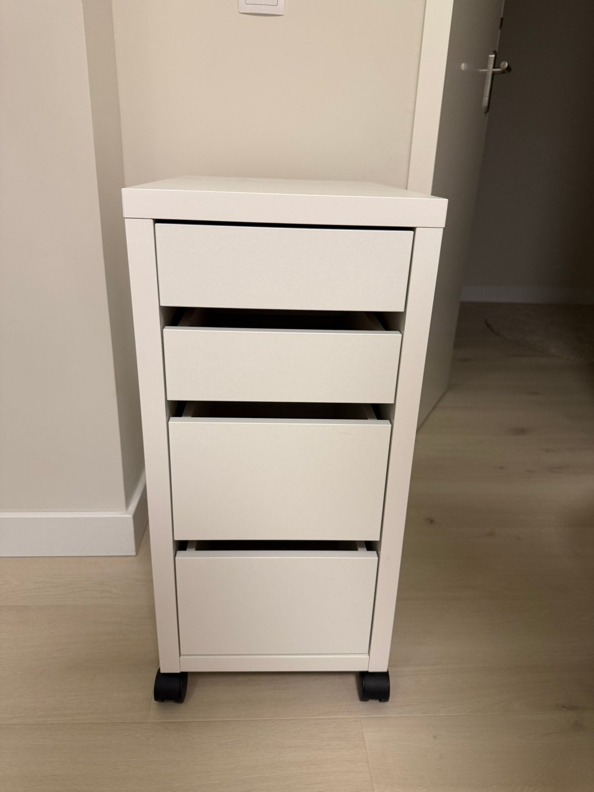IKEA MICKE ladeblok op wielen – zo goed als nieuw, Ophalen, Minder dan 50 cm, Zo goed als nieuw, 3 of 4 laden