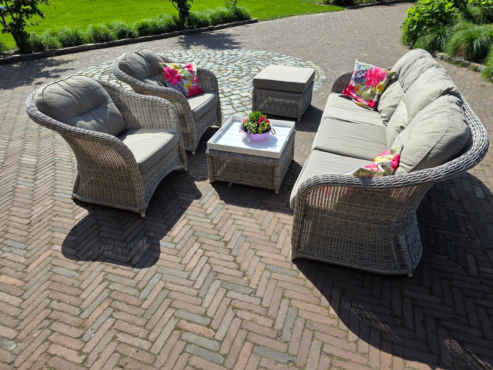 Loungeset Applebee/3 zitsbank/2stoelen/tafel/hocker/kussens, Ophalen, Zo goed als nieuw, Wicker, Bank