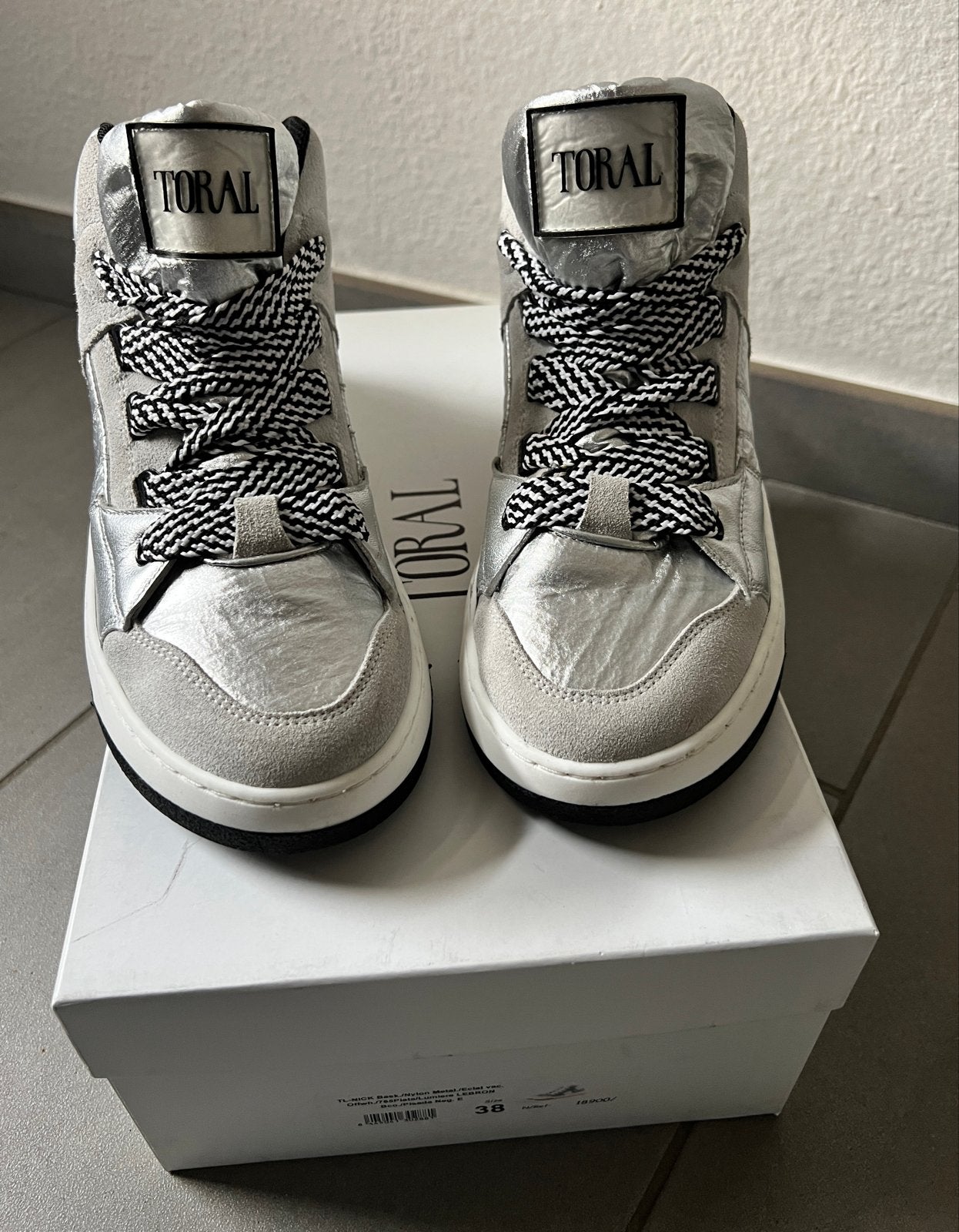 Toral Dames Sneakers Zilver Maat 38, Kleding | Dames, Schoenen, Ophalen of Verzenden, Zo goed als nieuw, Overige kleuren, Sneakers of Gympen