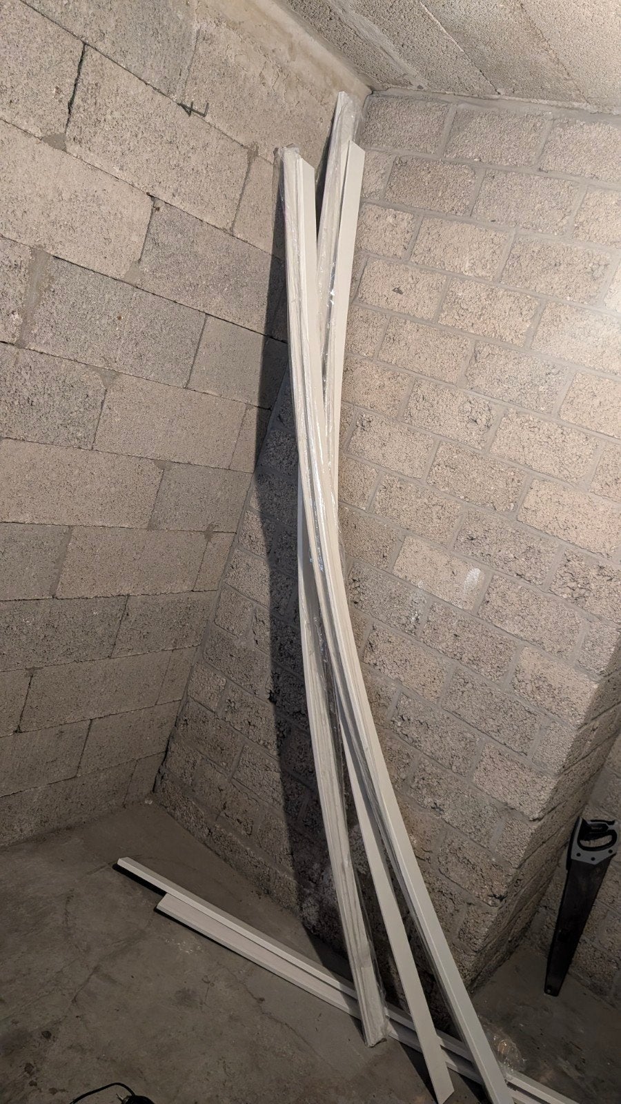 10 meter witte plinten, Ophalen