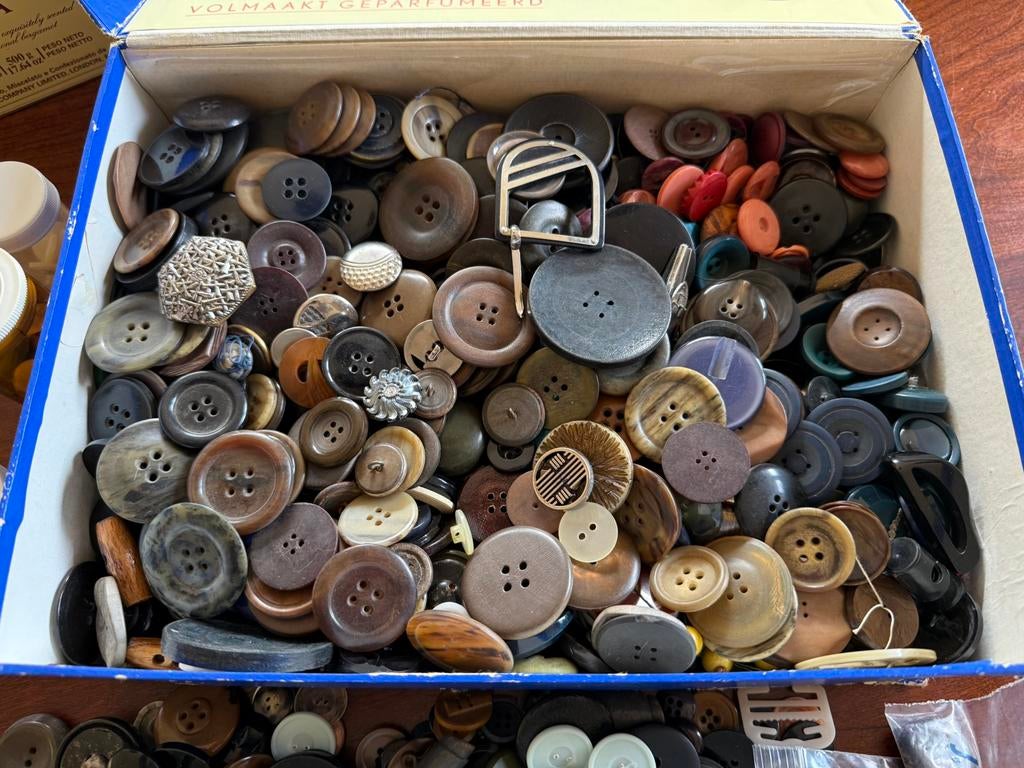 Grote doos plus zak knopen, Ophalen of Verzenden, Knoop of Knopen