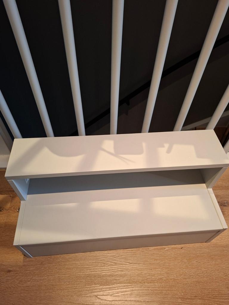Wit met grijs opstapje/voetenbankje, Kinderen en Baby's, Kinderkamer | Stapelbedden en Hoogslapers, Ophalen of Verzenden, Gebruikt