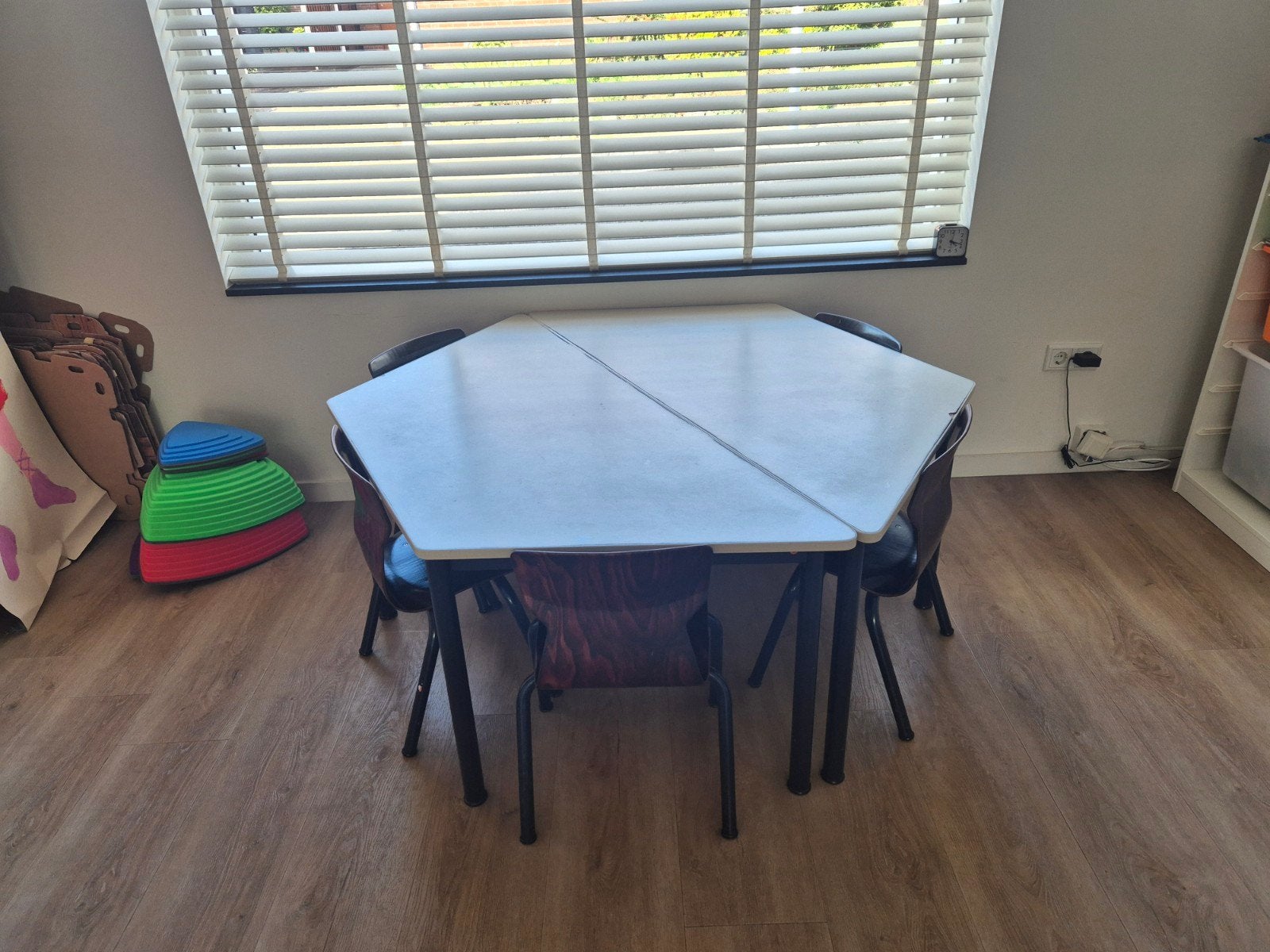 2 tafels met 5 stoeltjes - Ideaal voor speelkamer, Ophalen, Gebruikt, Tafel(s) en Stoel(en)