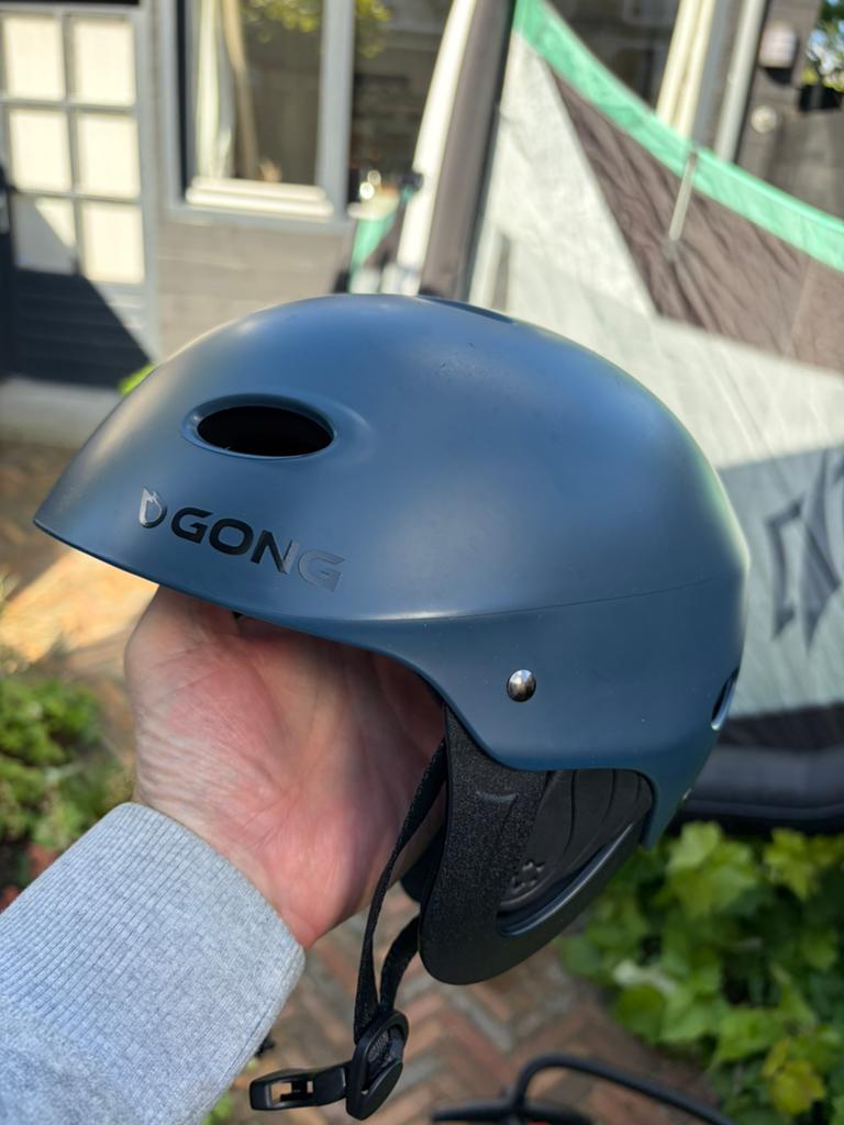 Gong protect helmet M, Watersport en Boten, Wingsurfen, Ophalen of Verzenden, Zo goed als nieuw, Wingsurf-accessoire