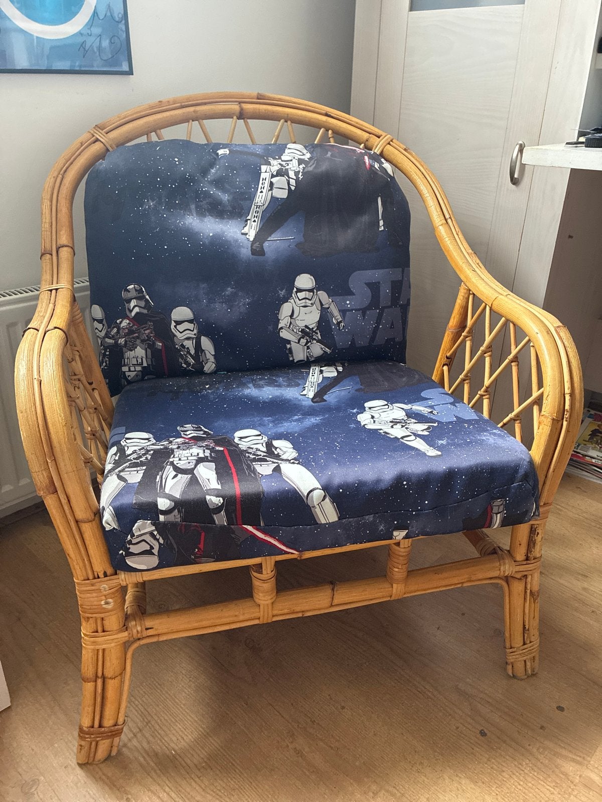 Rotan stoel met Star Wars kussens, Huis en Inrichting, Stoelen, Ophalen, Gebruikt, Riet of Rotan, Eén