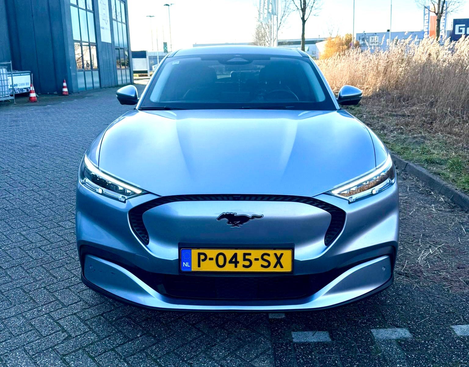 Ford Mustang 98kWh 338pk AWD Aut. 2022 Grijs, Auto's, 136 pk, 750 kg, Origineel Nederlands, Vierwielaandrijving