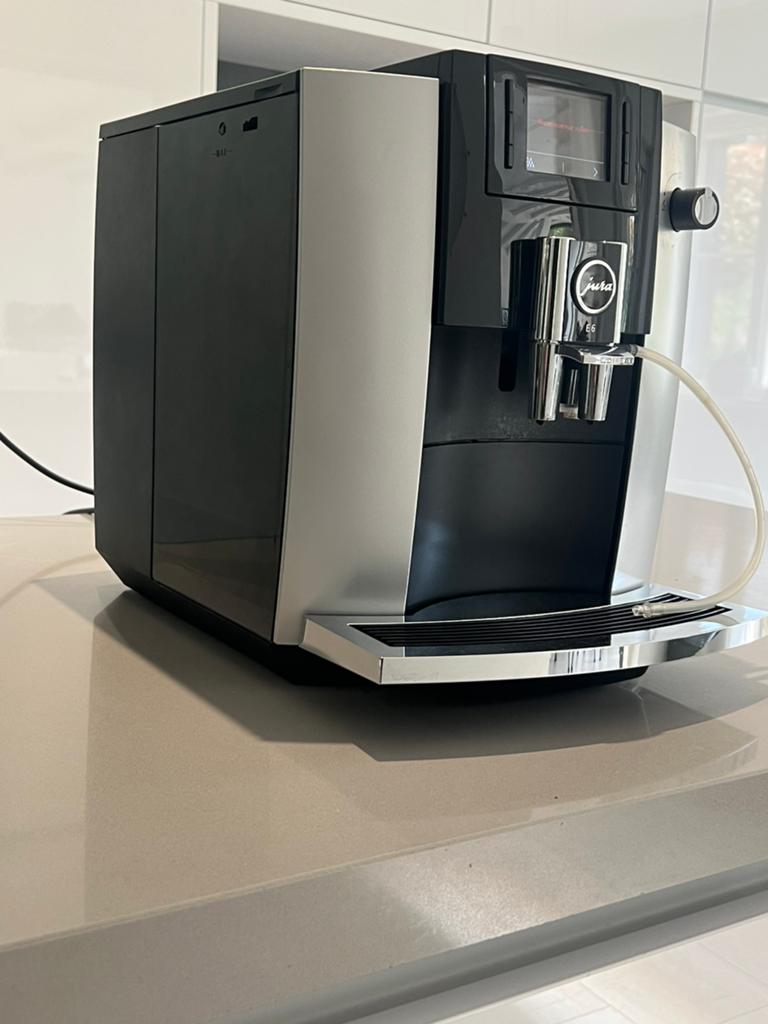 Jura E6 platina nieuwe servicebeurt, Witgoed en Apparatuur, 10 kopjes of meer, Ophalen of Verzenden, Zo goed als nieuw, Koffiemachine