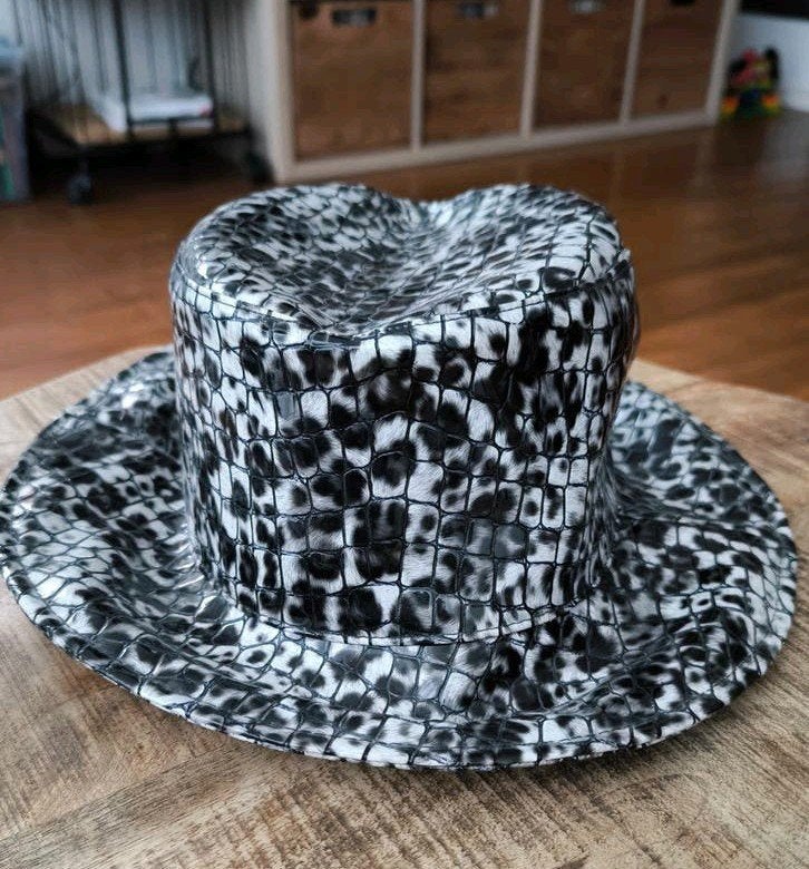 Stijlvolle Hoed - Zwart/Wit Krokodillenprint feest carnaval, Kleding | Dames, Hoeden en Petten, Ophalen of Verzenden, Zo goed als nieuw