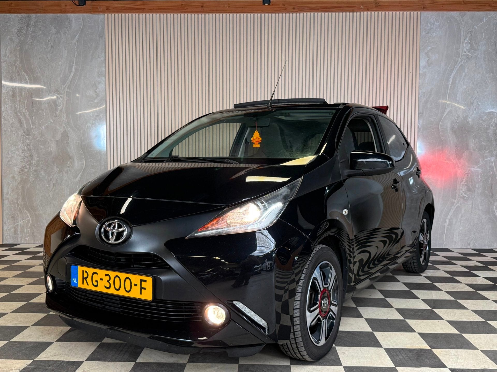 Toyota Aygo 1.0 VVT-i x-pose Open Dak Nwe Koppeling Trekhaak, Gebruikt, Euro 6, 4 stoelen, Zwart