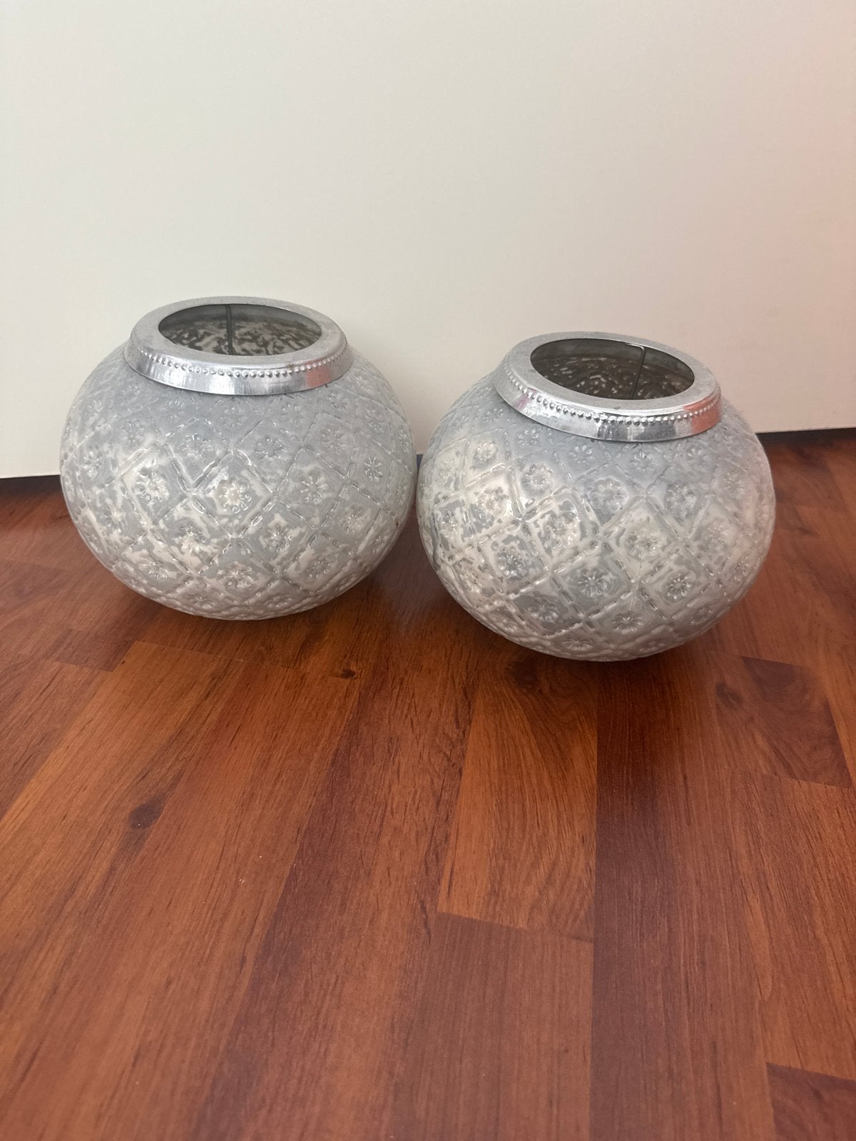 Set van 2 zilverkleurige /creme windlichten, Huis en Inrichting, Woonaccessoires | Vazen, Ophalen, Gebruikt, Metaal, Geschikt voor droogbloemen