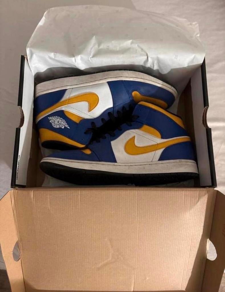 Nike Air Jordan 1 Mid Lakers- Blauw, Geel & Wit, Ophalen of Verzenden, Gedragen, Blauw, Sneakers of Gympen