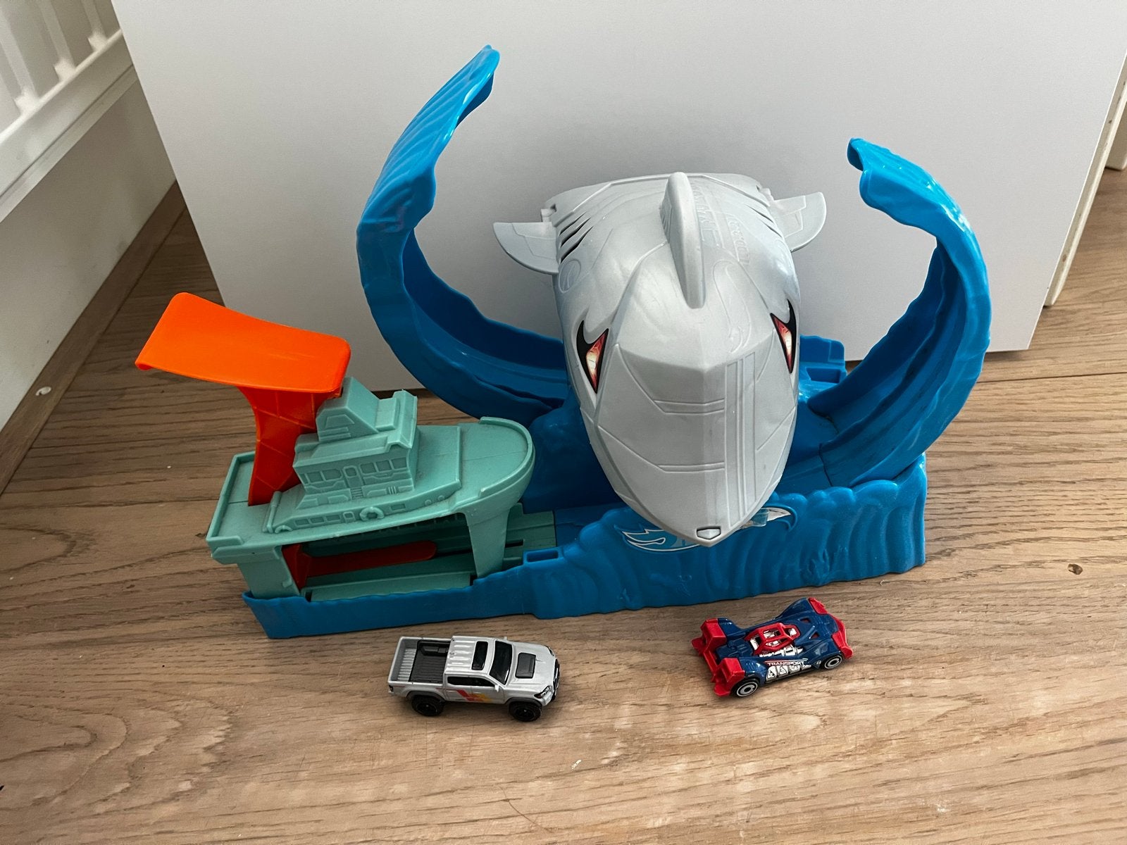 Hot Wheels Haai Aanval Speelset met 2 Auto's, Ophalen, Zo goed als nieuw
