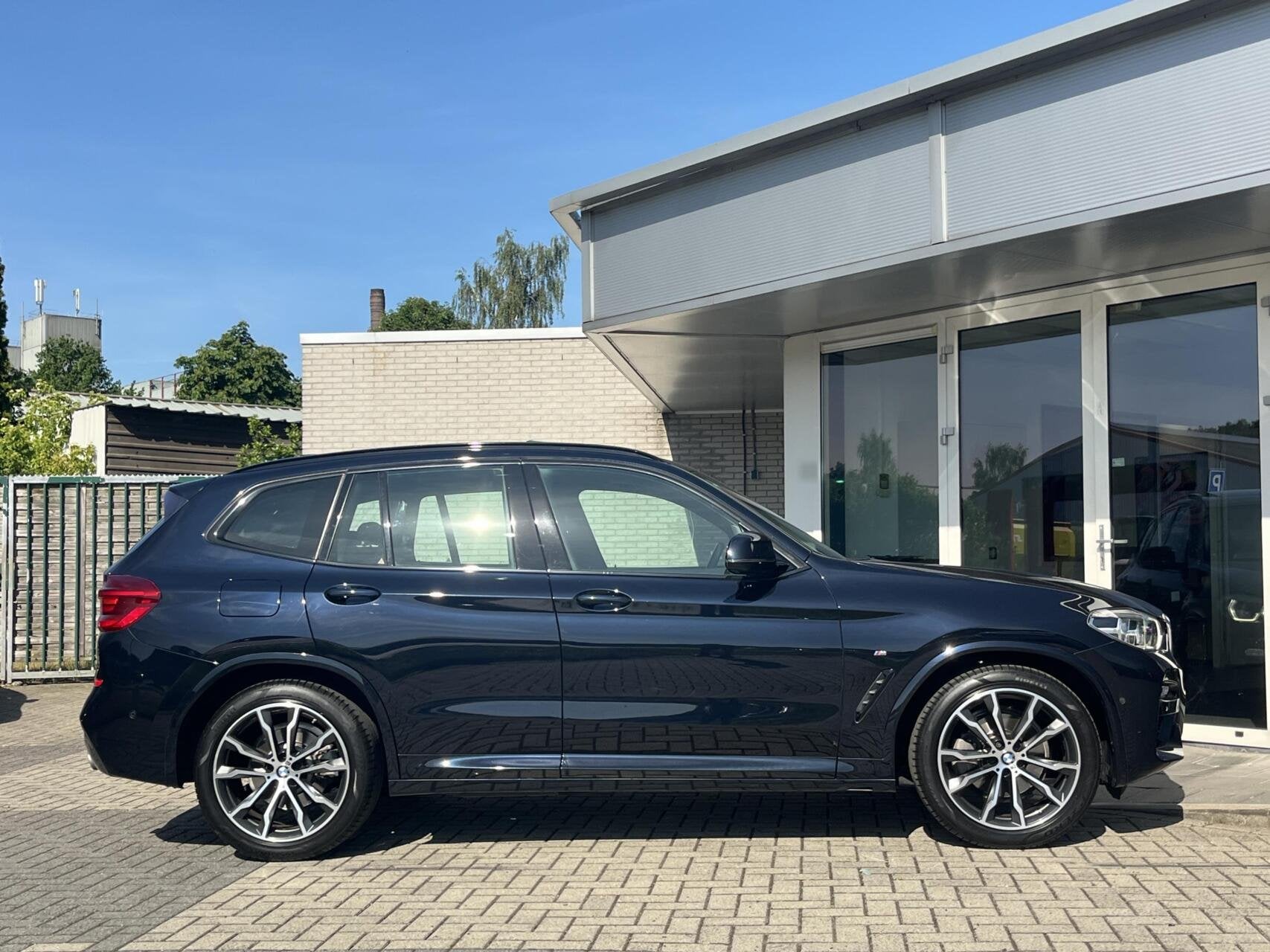 BMW X3 xDrive20i M-SPORT PANO+20INCH+KEYLESS+TREKH+CARPLAY, 1998 cc, Gebruikt, 4 cilinders, 2000 kg