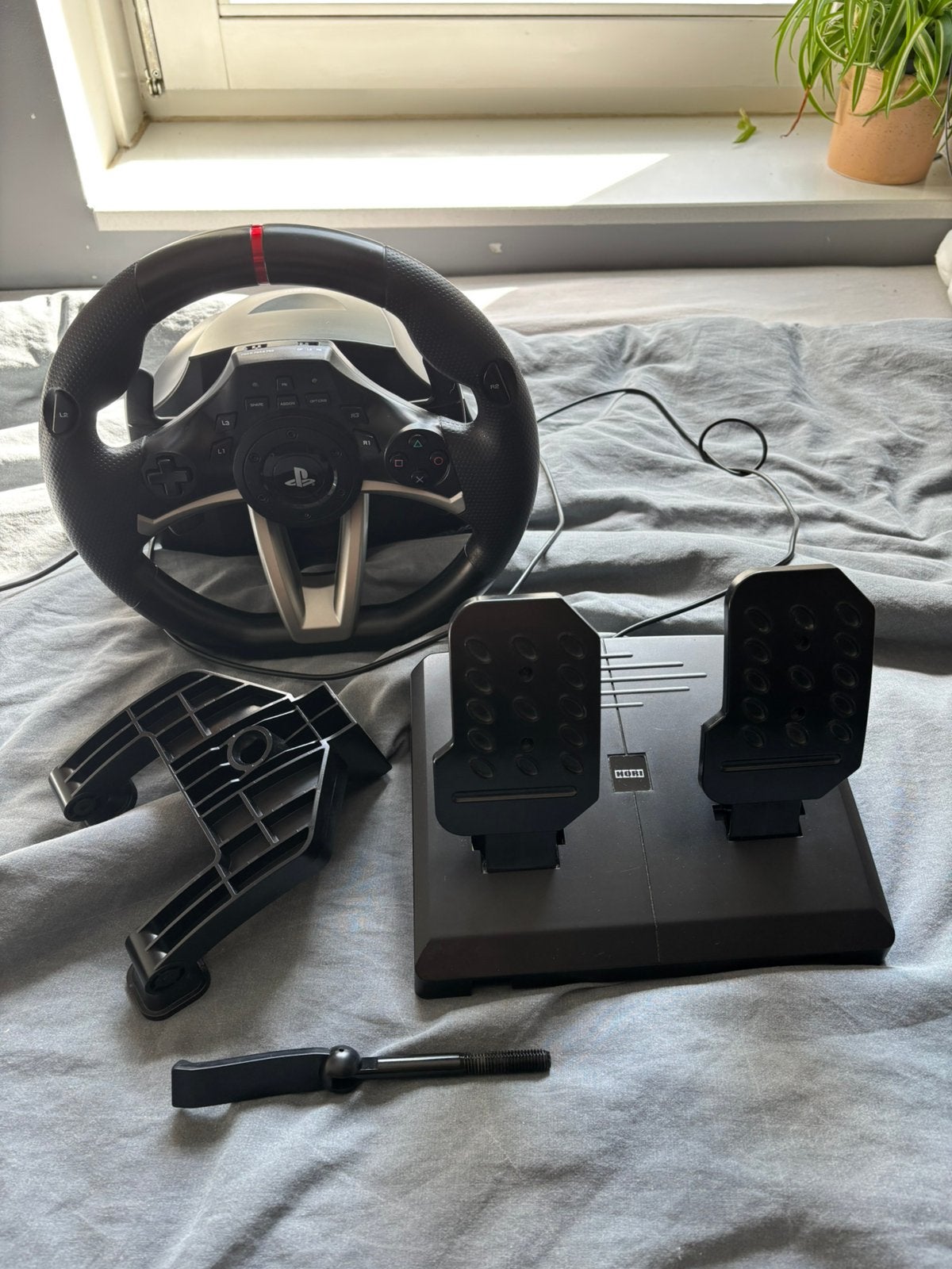 HORI Racing Wheel Apex stuur + pedalen voor PS4/PC, Spelcomputers en Games, Spelcomputers | Sony PlayStation Consoles | Accessoires