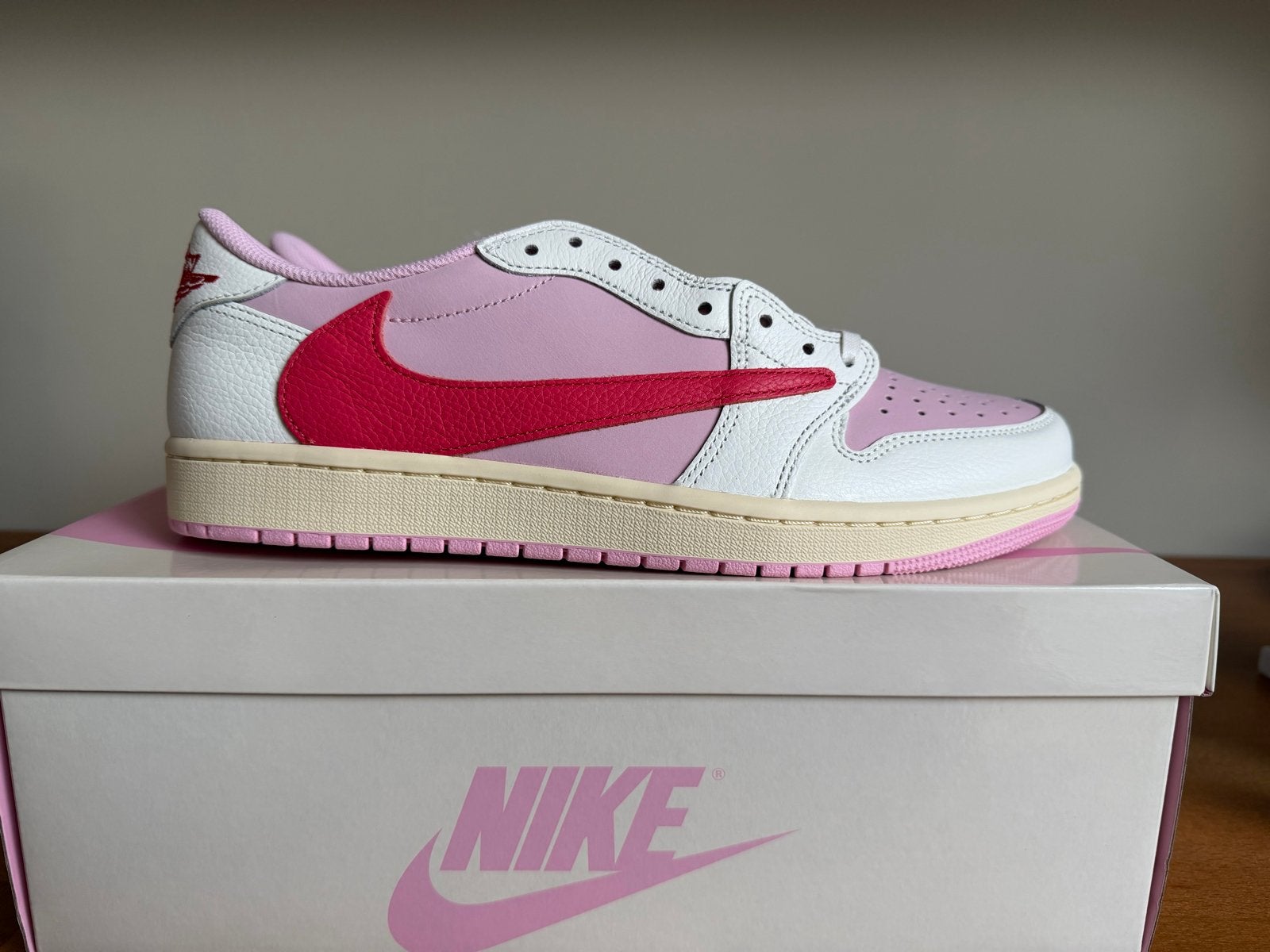 Travis Scott x Nike Air Jordan Low OG ‘Tropical Pink’, Overige kleuren, Nieuw, Ophalen of Verzenden, Sneakers of Gympen