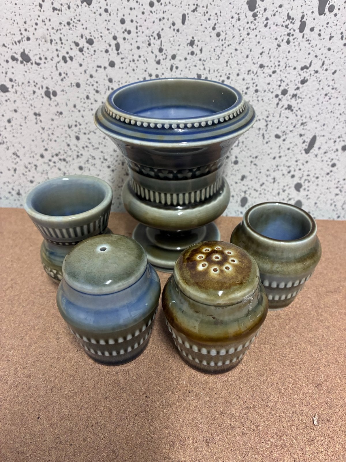 Vintage Iers Keramiek Set: Vaas, Eierdopjes, Zout- & Peperva, Antiek en Kunst, Ophalen of Verzenden