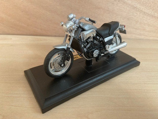 Yamaha Vinax 1:18 Motor, Ophalen of Verzenden, Zo goed als nieuw, Motor, Maisto