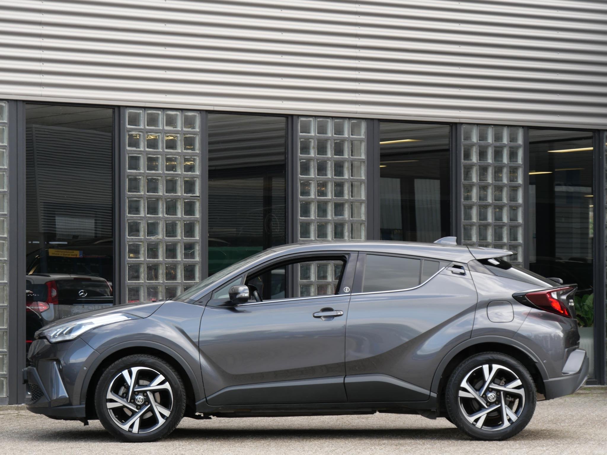 Toyota C-HR 2.0 HYBRID 185PK/ PDC V+A/ BLINDSPOT/ WINTER PAK, Euro 6, 4 cilinders, Leder en Stof, Hybride Elektrisch/Benzine