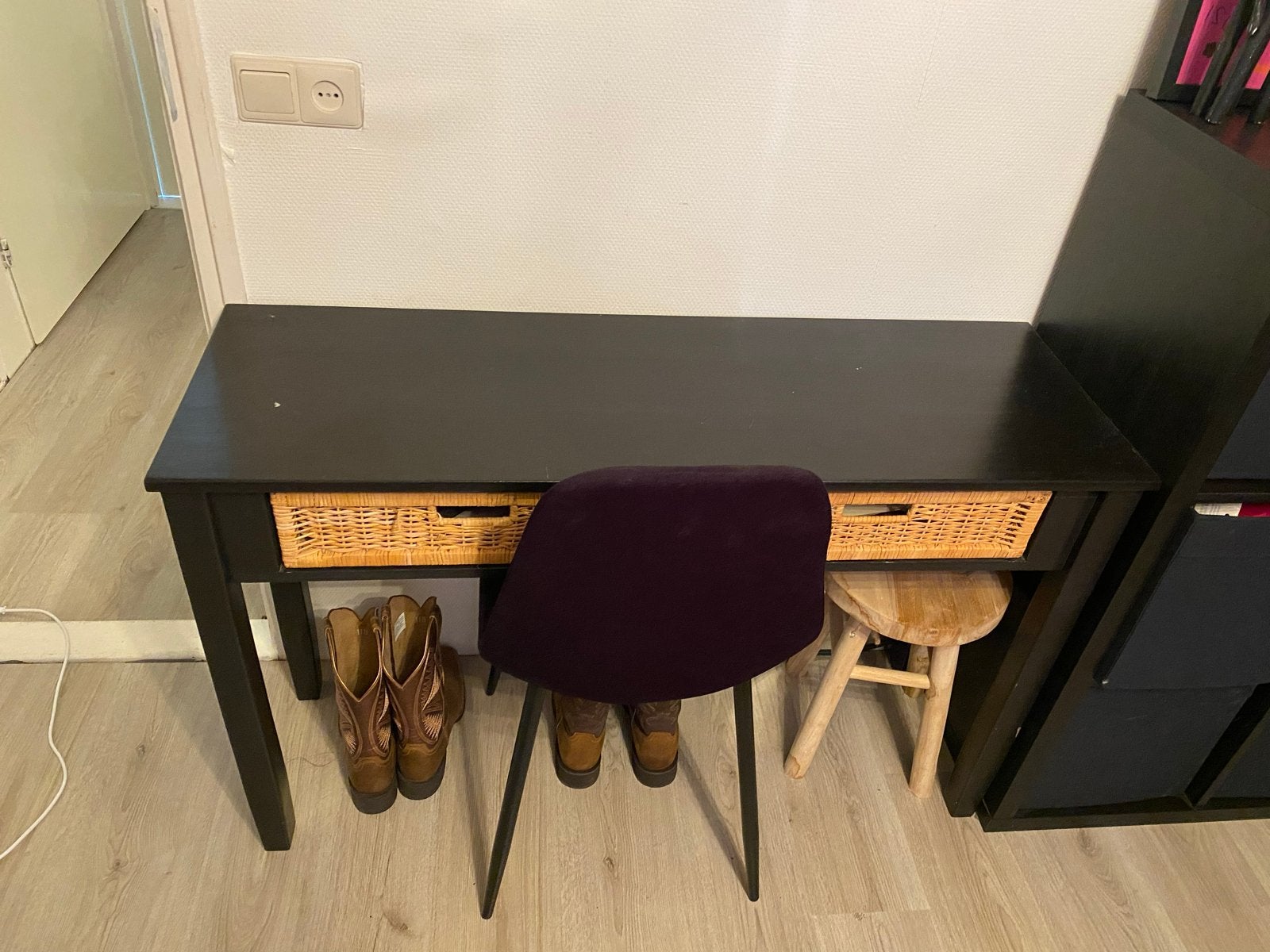 Zwart bureau met rieten manden - Compact en stijlvol, Huis en Inrichting, Bureaus, Ophalen, Gebruikt, Overige merken, Modern