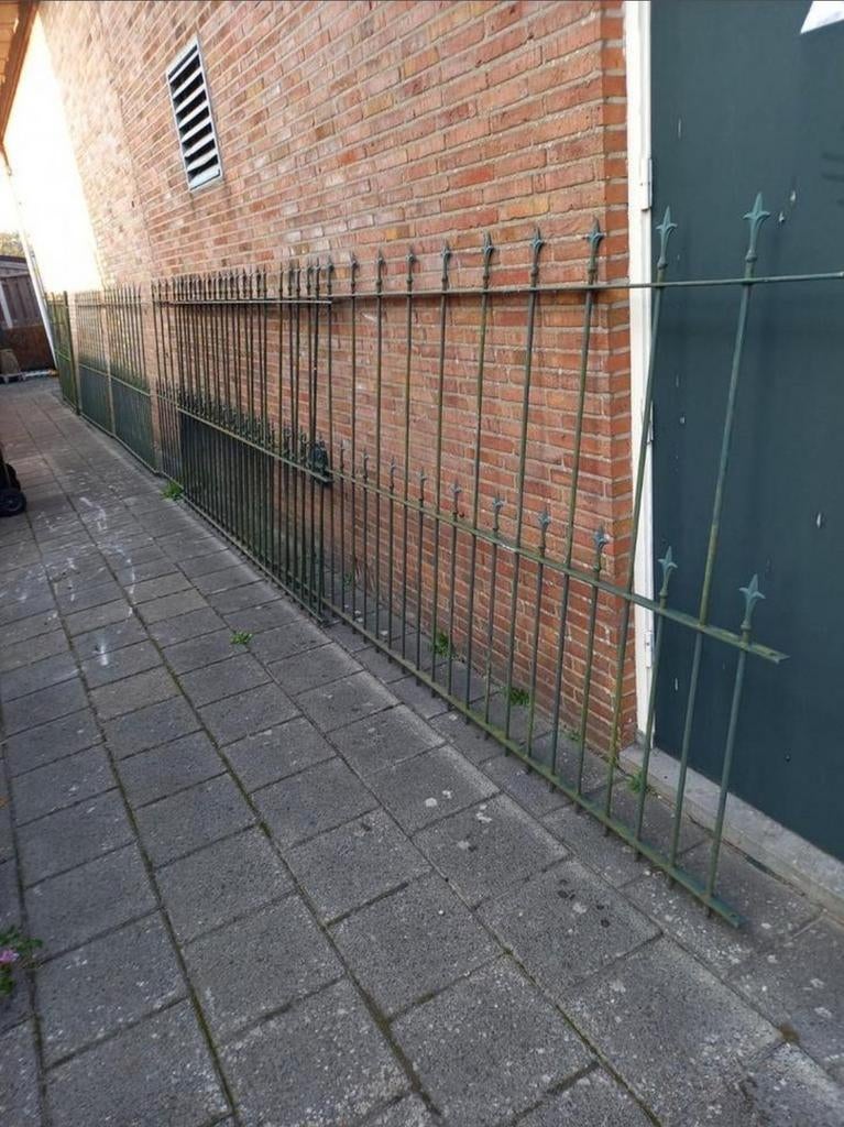 Hoog Hekwerk met poort en palen, Ophalen, IJzer, Sierhekwerk, Met poort