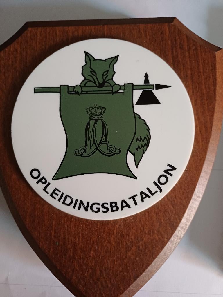 Houten wandbord met embleem Nederlandse opleidings bataljon, Ophalen of Verzenden, Landmacht, Nederland, Embleem of Badge