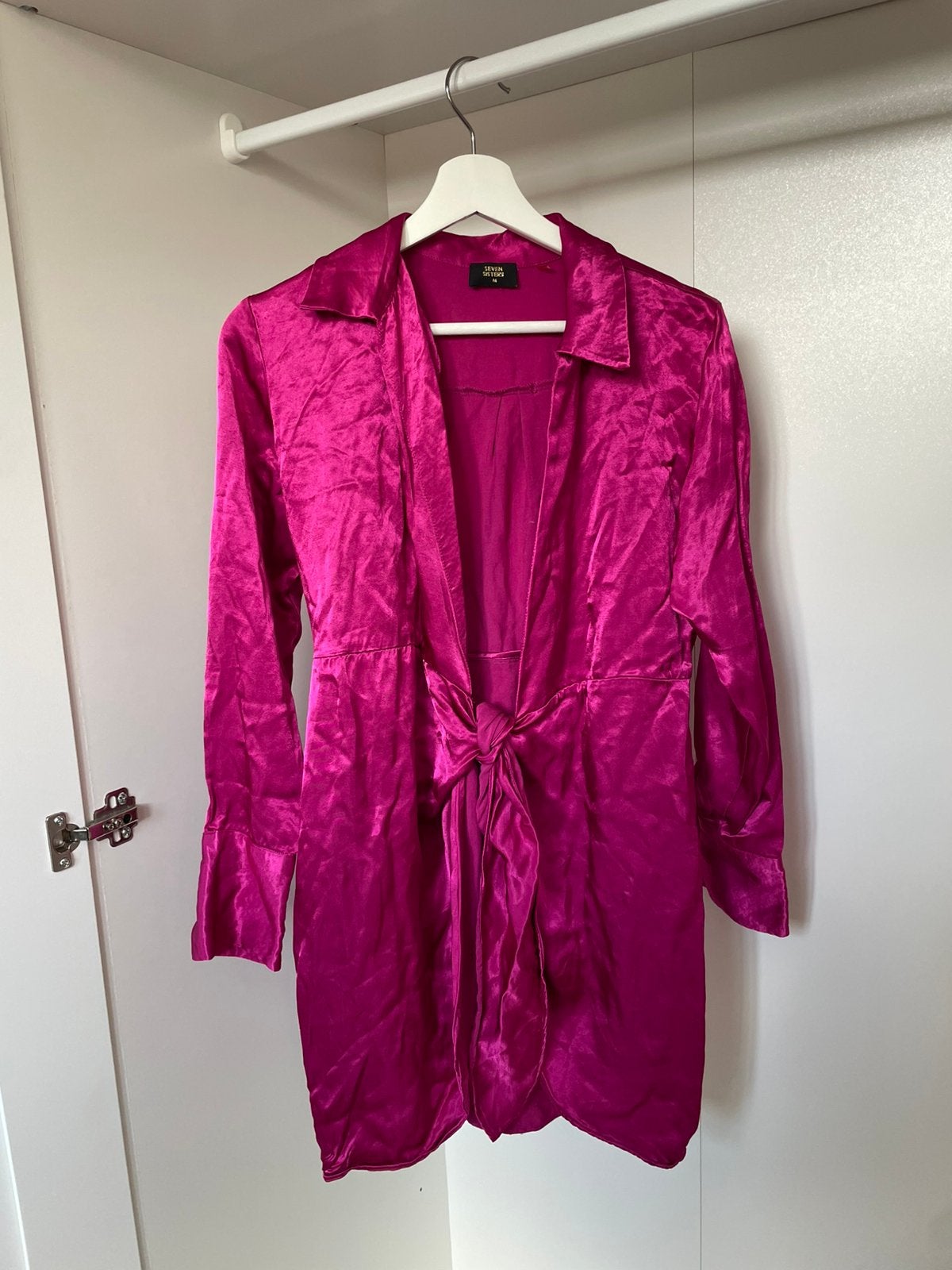 Satijnen jurk roze maat M the sting leuk voor een feestje!, Maat 38/40 (M), Ophalen of Verzenden, Zo goed als nieuw, Roze