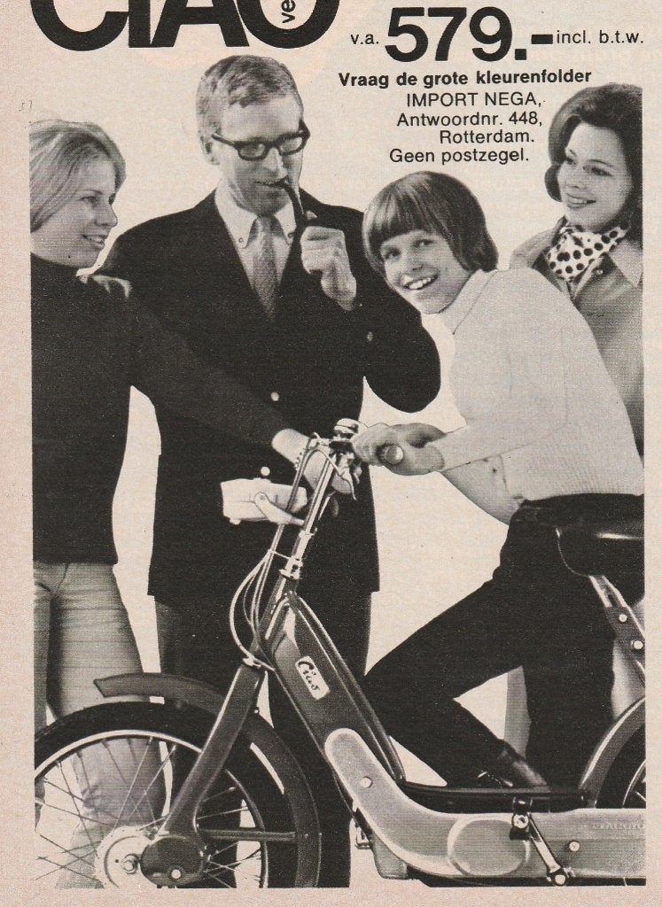 Retro reclame 1973 Vespa Ciao brommer jongen met ouders, Verzenden, Overige typen