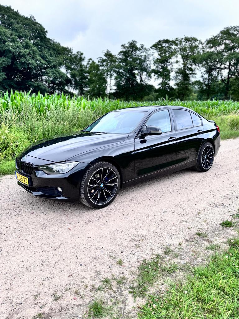 BMW 3-Serie 1.6 316I 2013 Zwart, 1360 kg, 4 cilinders, Zwart, 75 €/maand