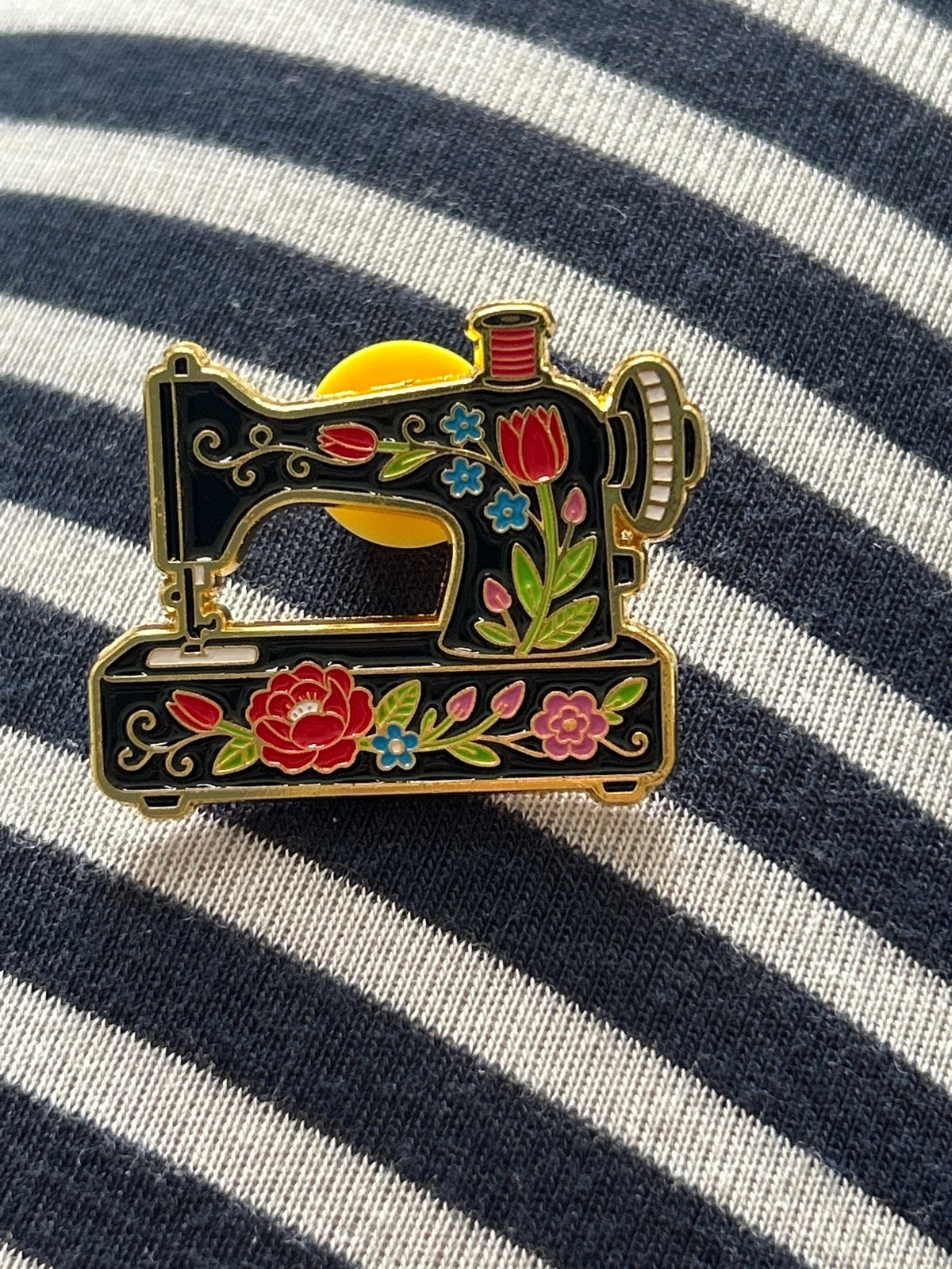 Nieuwe Naaimachine Pin - Emaille met Bloemen Design, Verzamelen, Ophalen of Verzenden, Nieuw