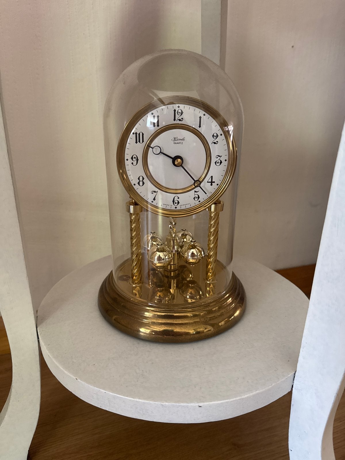 Prachtige Bolle Quartz Tafelklok met Glazen Stolp, Ophalen