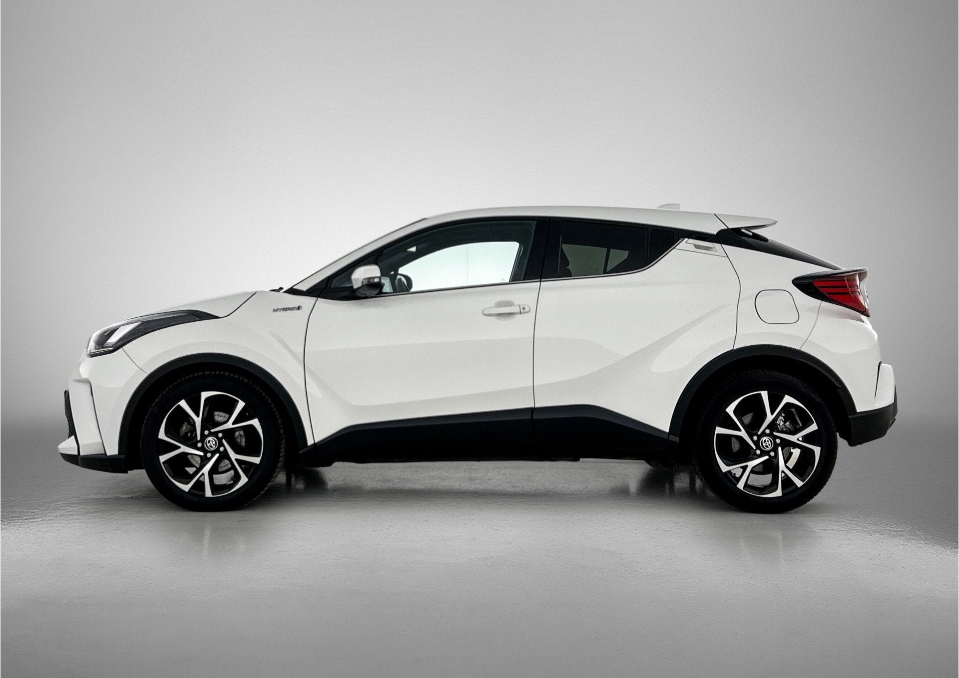 Toyota C-HR 1.8 Hybrid First Edition | JBL | Dodehoek detect, Auto's, Stof, 4 cilinders, Origineel Nederlands, 26 km/l