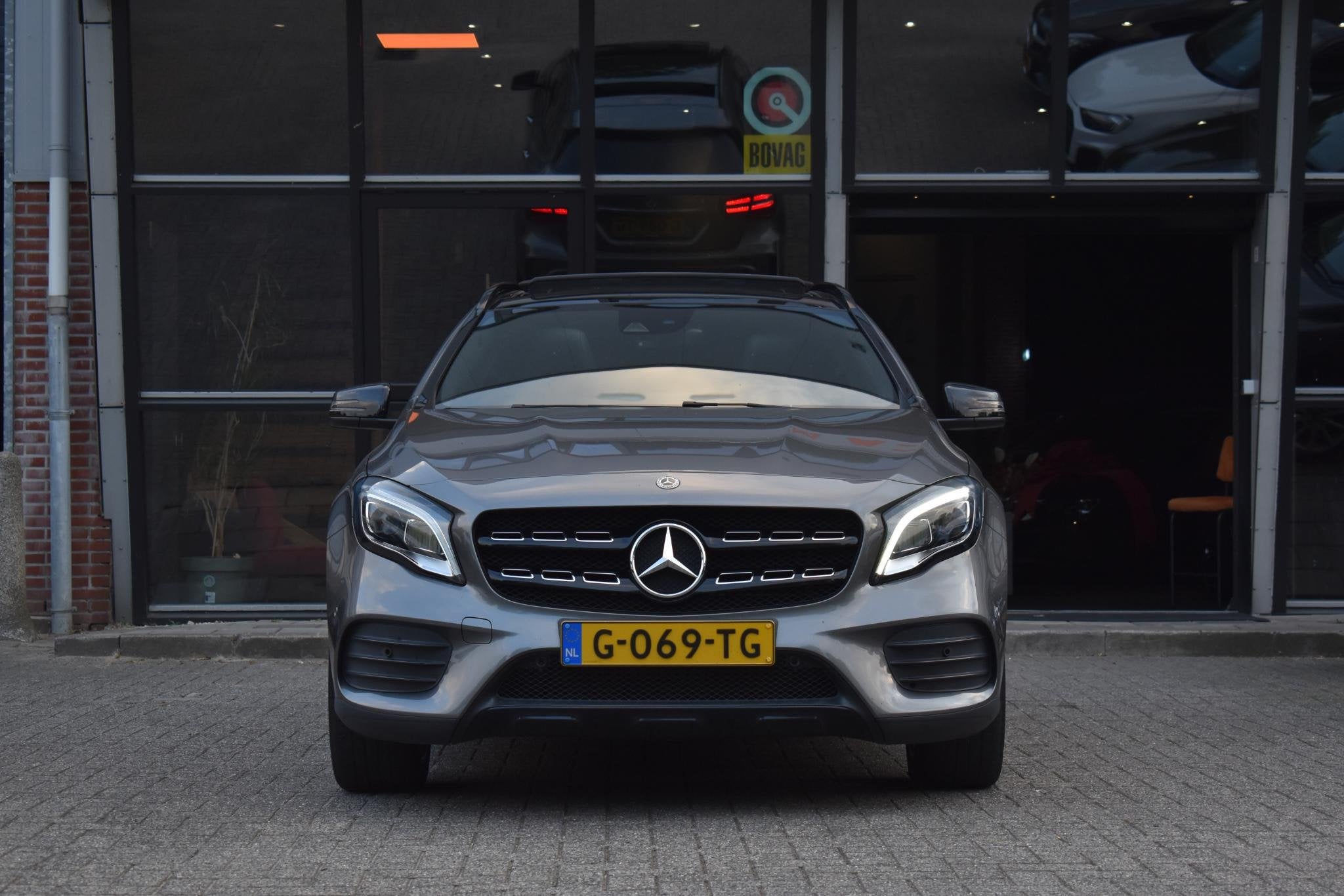 Mercedes-Benz GLA-klasse 180 AMG Line Pano Keyless Camera LE, Auto's, Dealer onderhouden, Gebruikt, 4 cilinders, Leder en Stof