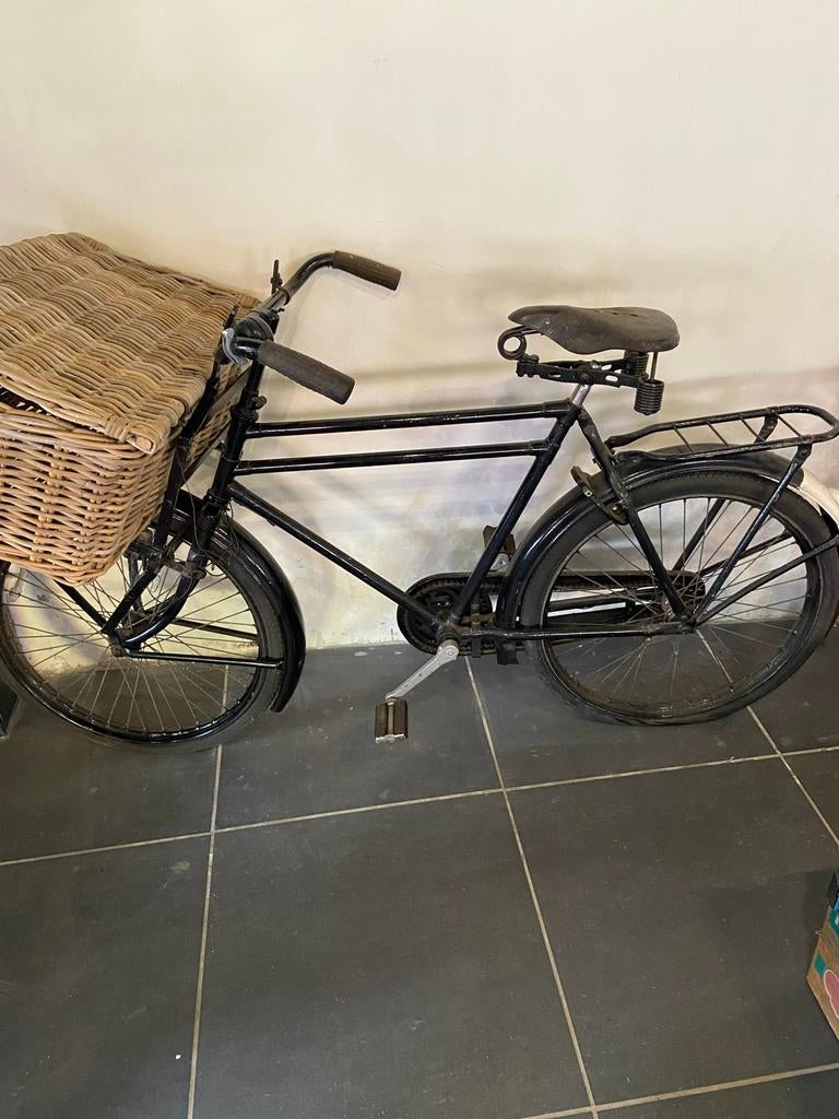 2 stuks Oude fiets met mand, 55 tot 59 cm, Ophalen of Verzenden, Jaren '40