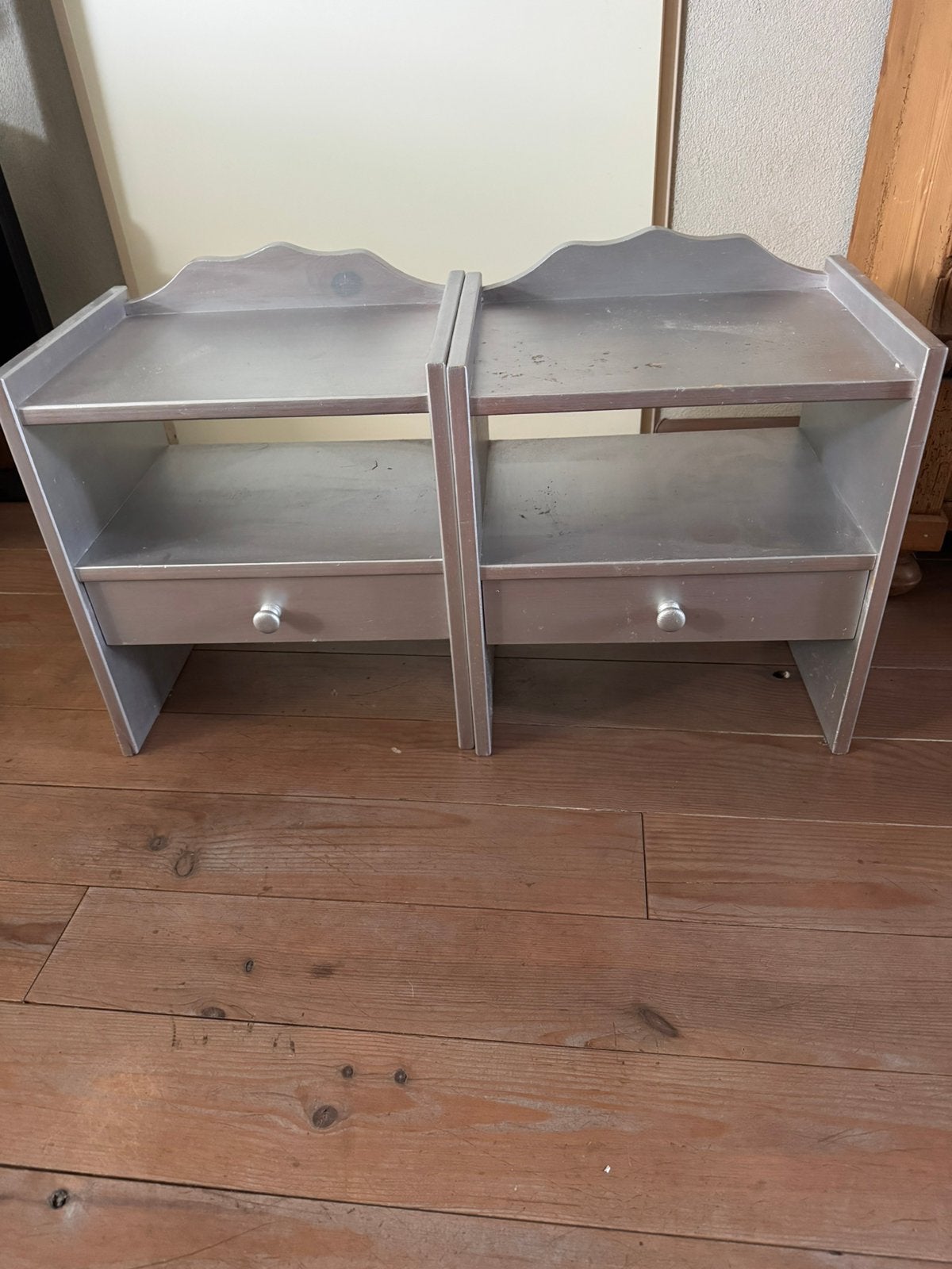 Grenen nachtkastjes zilver-metallic gratis af te halen, Ophalen, Zo goed als nieuw, Minder dan 45 cm