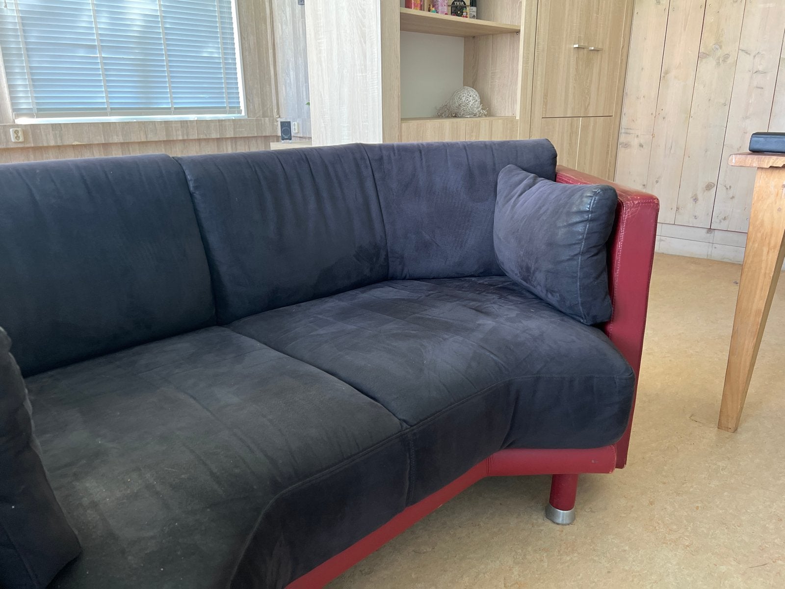 Unieke hoekbank met zwart suede bekleding, Huis en Inrichting, Banken | Bankstellen, Ophalen, Gebruikt, Hoekbank, Driepersoons