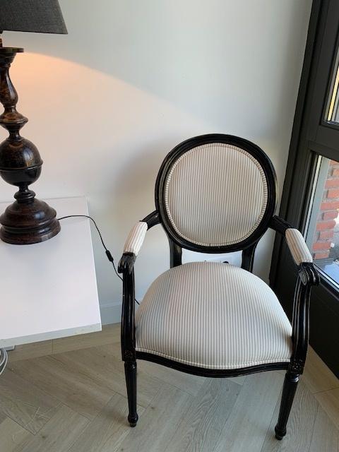Elegante medaillon armstoel Louis XVI-stijl zwart/crème, Huis en Inrichting, Ophalen, Gebruikt, Louis XVI-stijl, medaillonstoel, fauteuil, armstoel, brocante