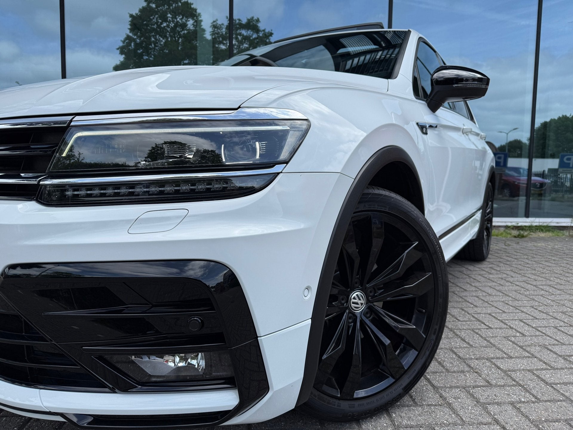 Volkswagen Tiguan 1.5 TSI ACT Highline Business R - Pano/Sch, Dealer onderhouden, 4 cilinders, 150 pk, Wit