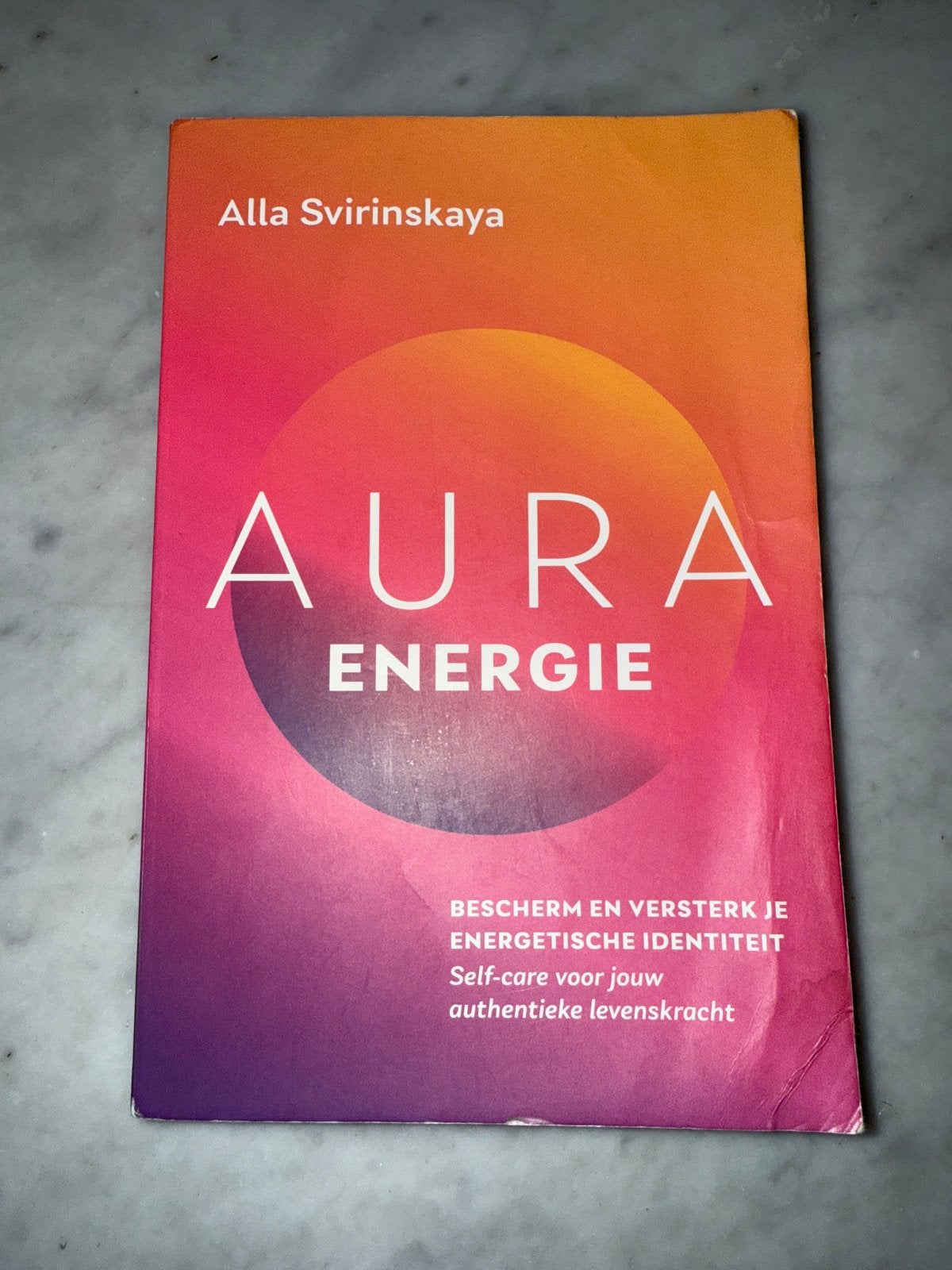 Aura Energie - Bescherm en versterk je energetische identite, Boeken, Ophalen of Verzenden, Zo goed als nieuw, Spiritualiteit algemeen