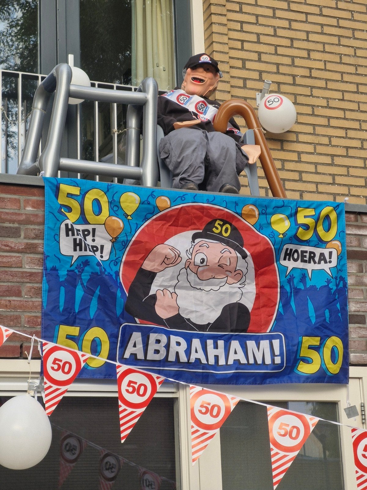 Abraham pop en andere 50 jaar versieringen, Ophalen