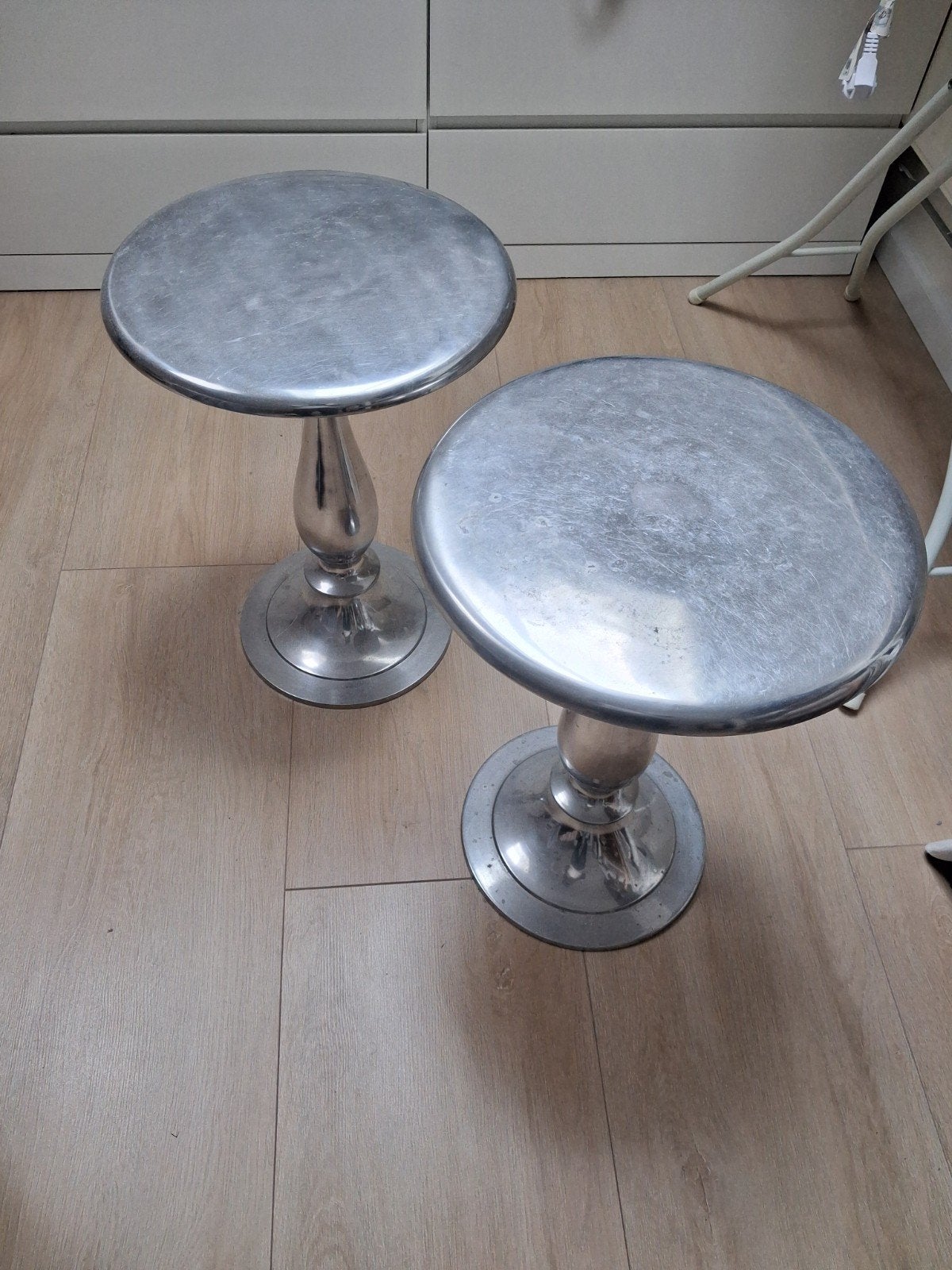 Set van 2 bijzettafels van LOBERON, Minder dan 55 cm, Metaal of Aluminium, Rond, Zo goed als nieuw