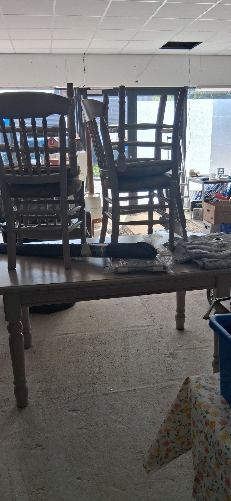 Set van 2 houten stoelen, lichtgrijs geverfd