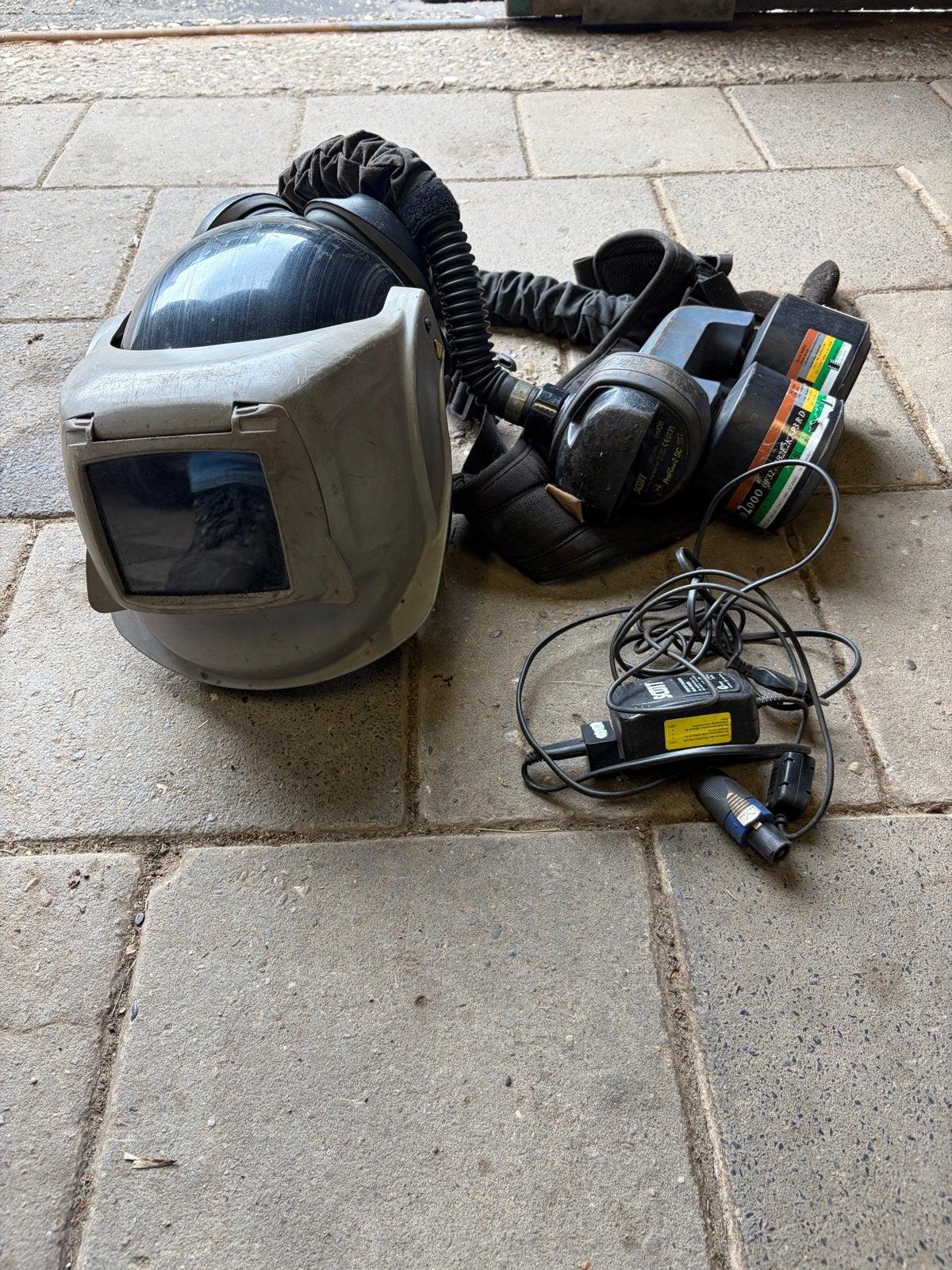 Lashelm met ademhalingsbescherming en lader, Ophalen, Gebruikt