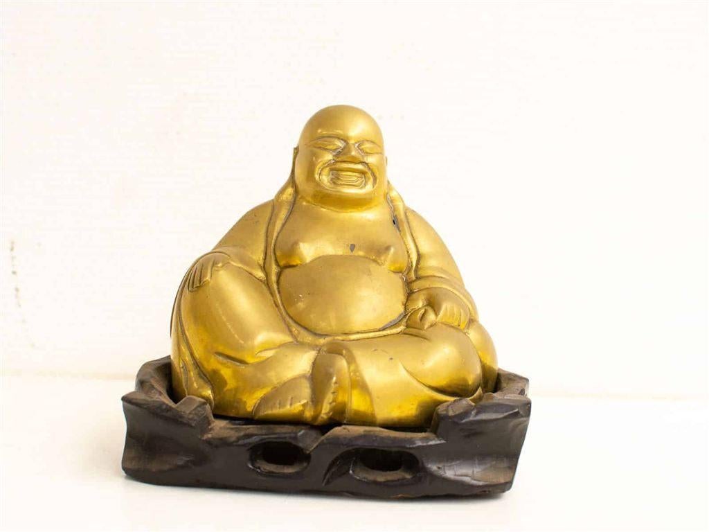 messing boeddha op een houten bankje 27583